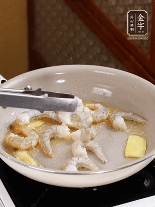 秘制煲仔飯醬油：2勺蒸魚豉油、半小勺糖、1大勺清水攪拌均勻煮1分鐘